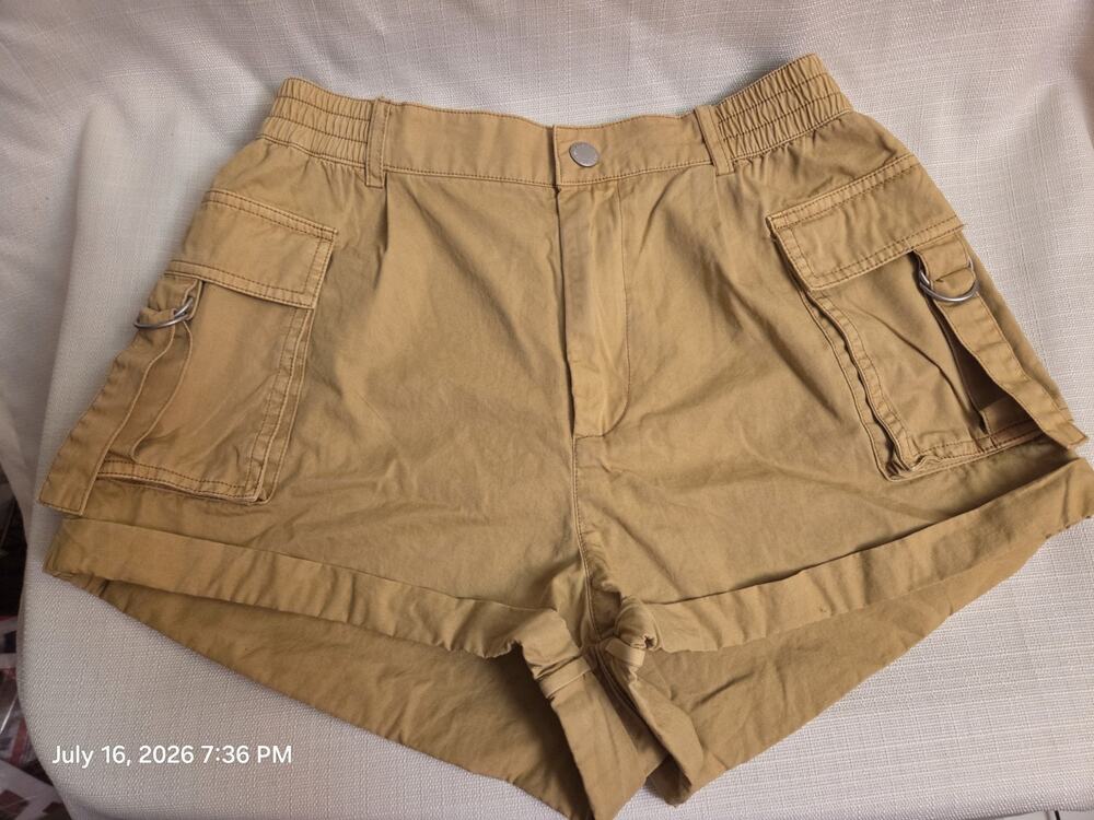 Urban Outfitters Women's Beige Canvas Cotton Cargo Shorts Flat Front Pockets